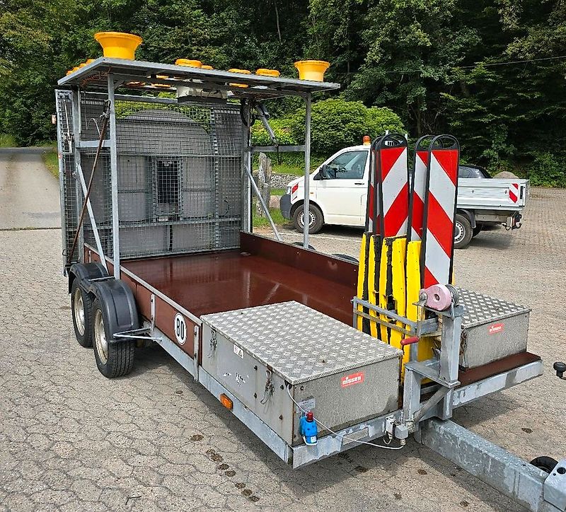 Nissen A41/L-09-200 LED Absperrtafel FAT Sperrwand Verkehrsleittafel Verkehrssicherungsanhänger Leittafel Verkehrsleitanhänger Horizont Verkehrssicherung